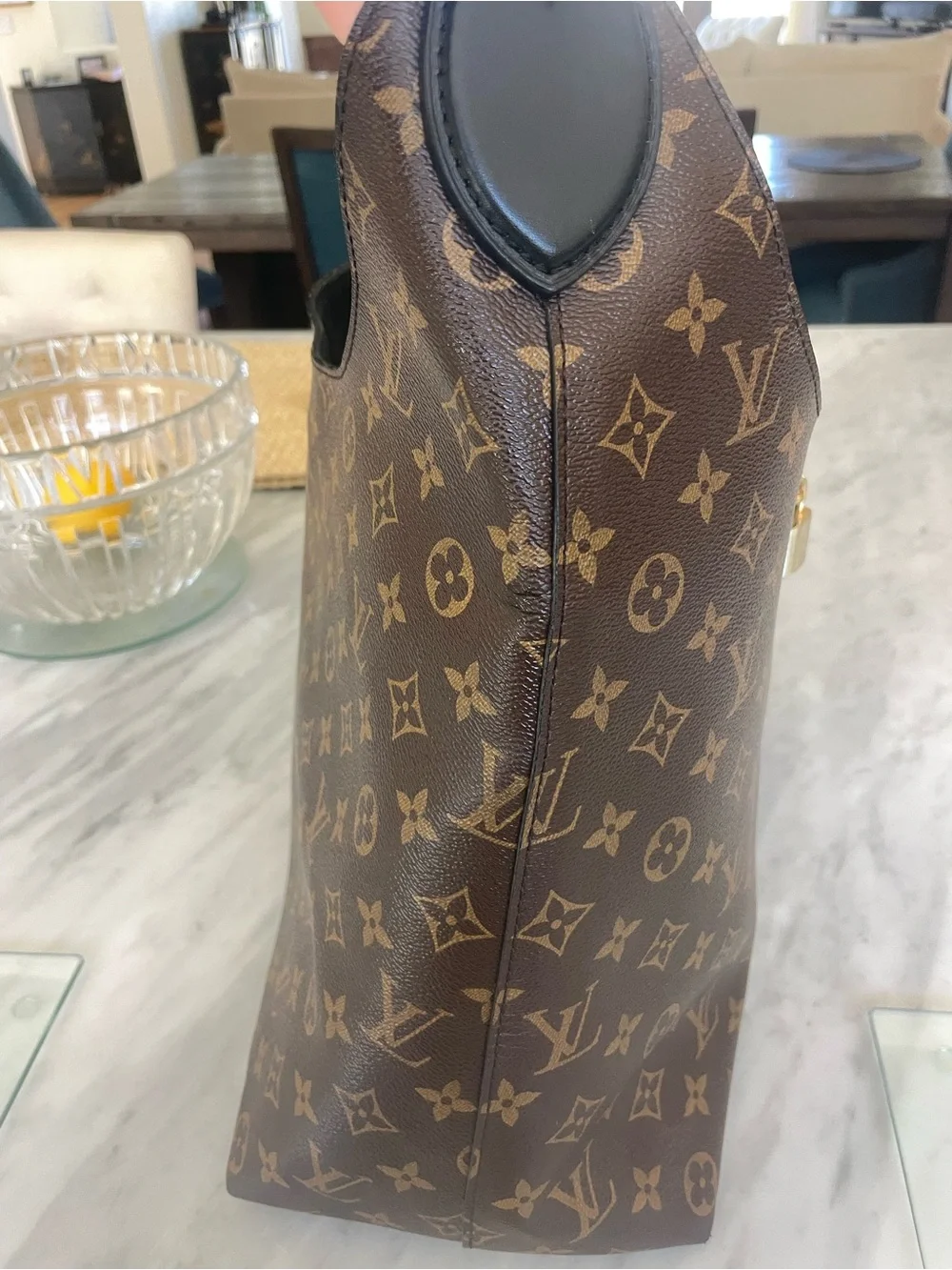 🪷authentic Louis Vuitton flower hobo with lock and key.